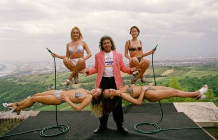 Tony Rei mit vier schwebenden Jungfrauen