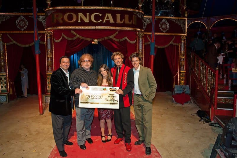 Tony Rei zaubert mit Maleen Fischer