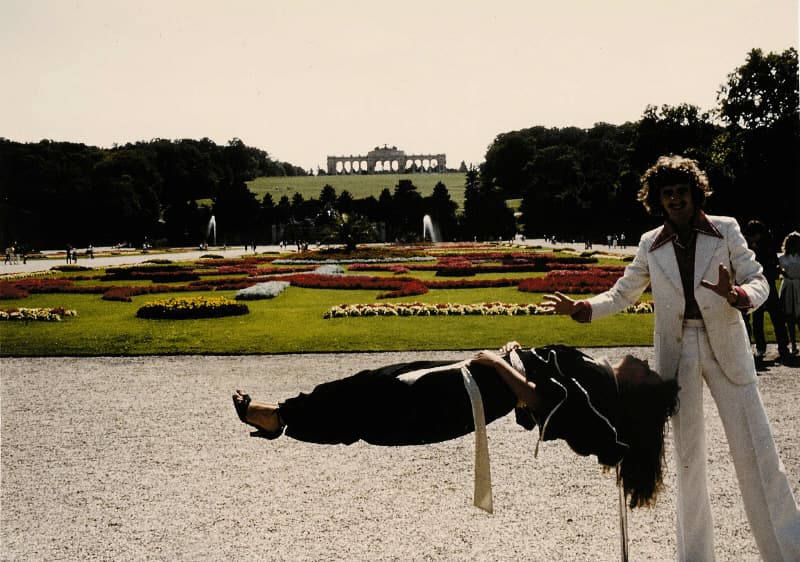 Tony Rei praesentiert die schwebende Jungfrau