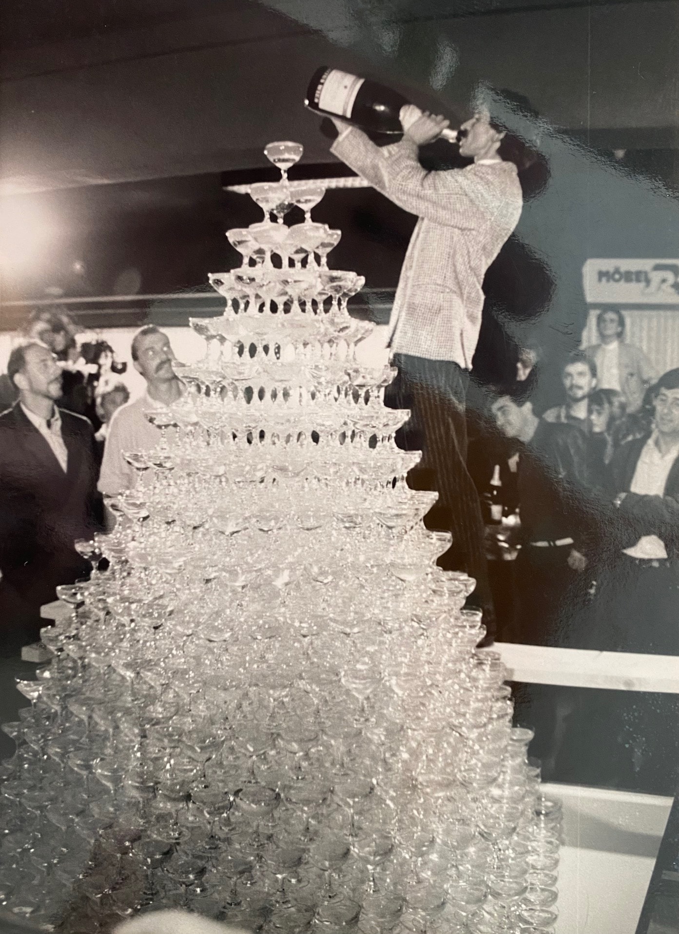 Weltrekord in Kirschlag mit 1584 Sektgläsern – Tony Reis Weltrekord in Kirschlag 1