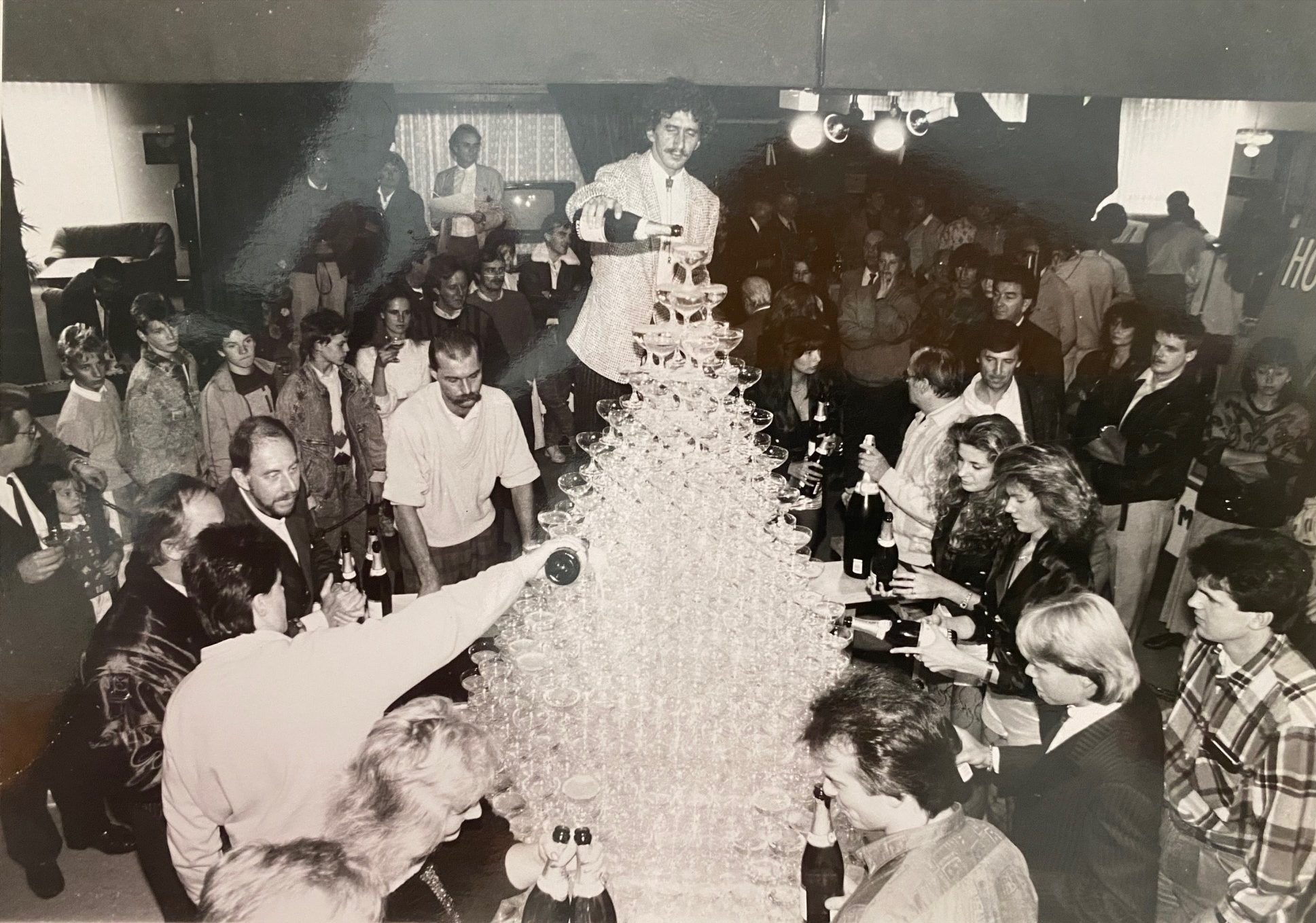 Weltrekord in Kirschlag mit 1584 Sektgläsern – Tony Reis Weltrekord in Kirschlag 2 rotated