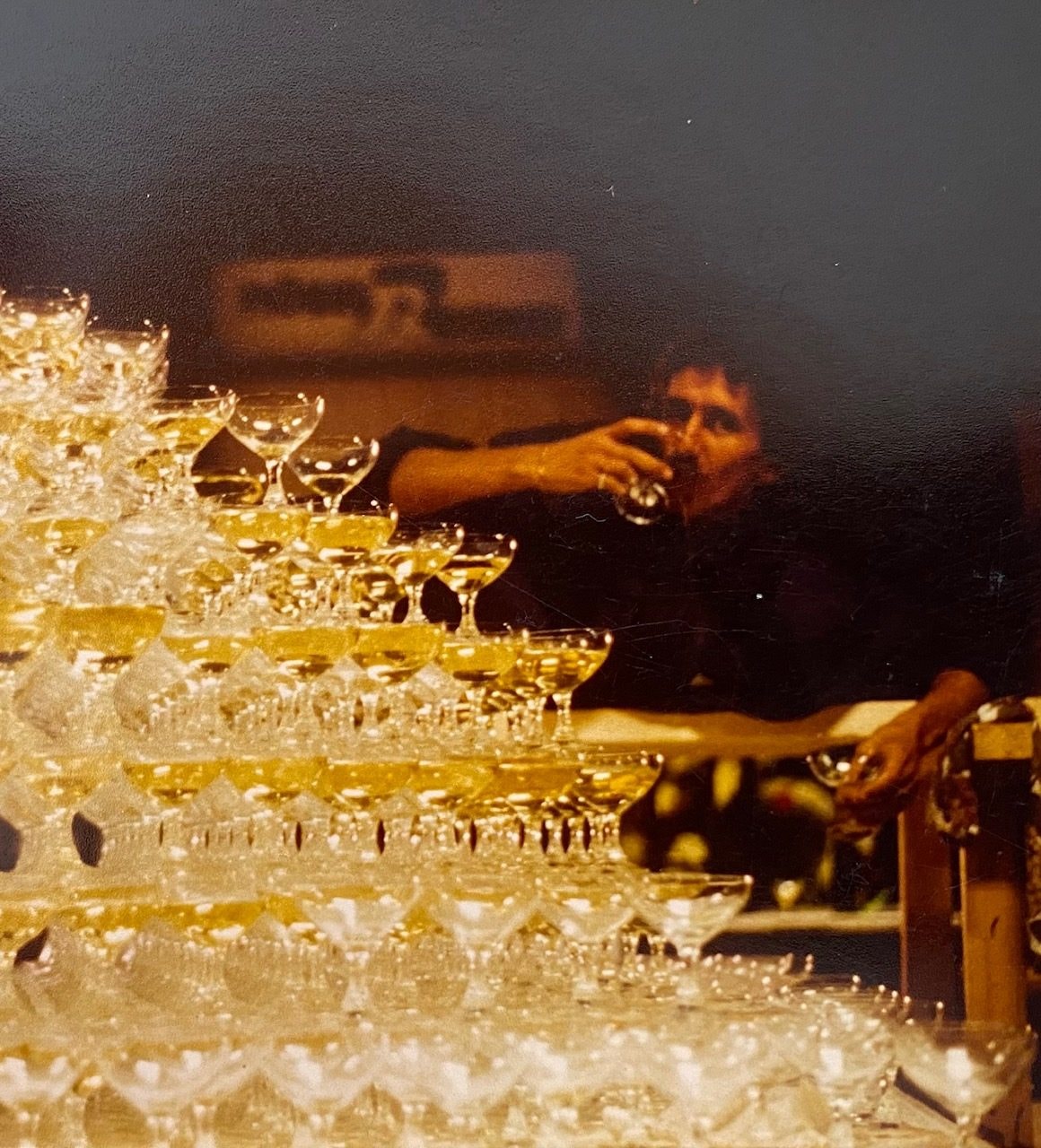 Weltrekord in Kirschlag mit 1584 Sektgläsern – Tony Reis Weltrekord in Kirschlag 4 rotated