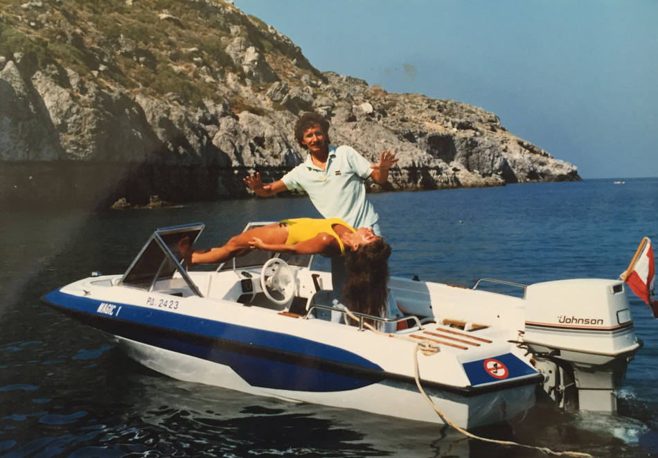 1995 Tony Rei in Rhodo mit RromanaSchwebende Jungfrauen