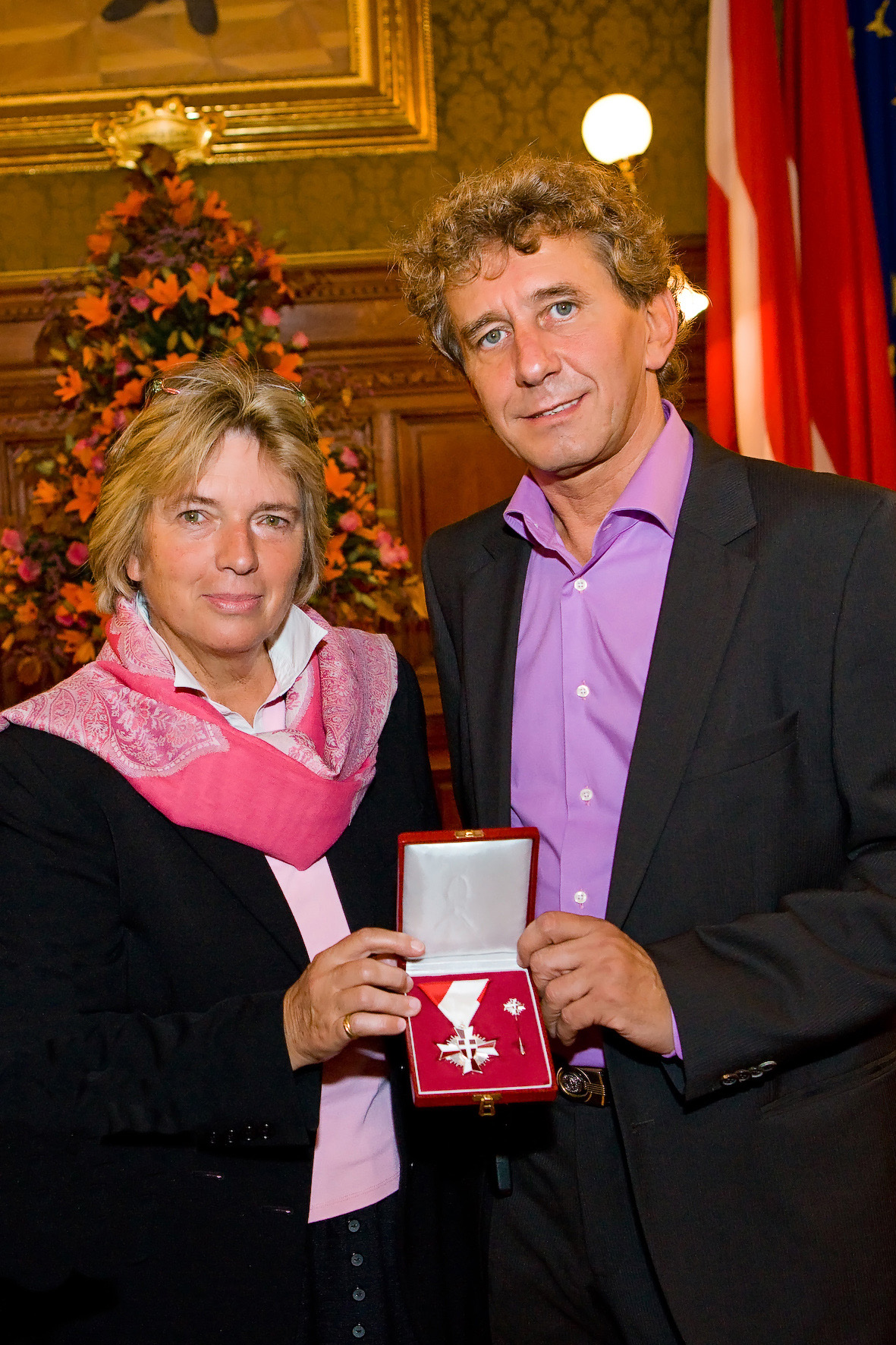 tony-rei-mit-grete-laska-silberne-verdienstzeichen-von-wien