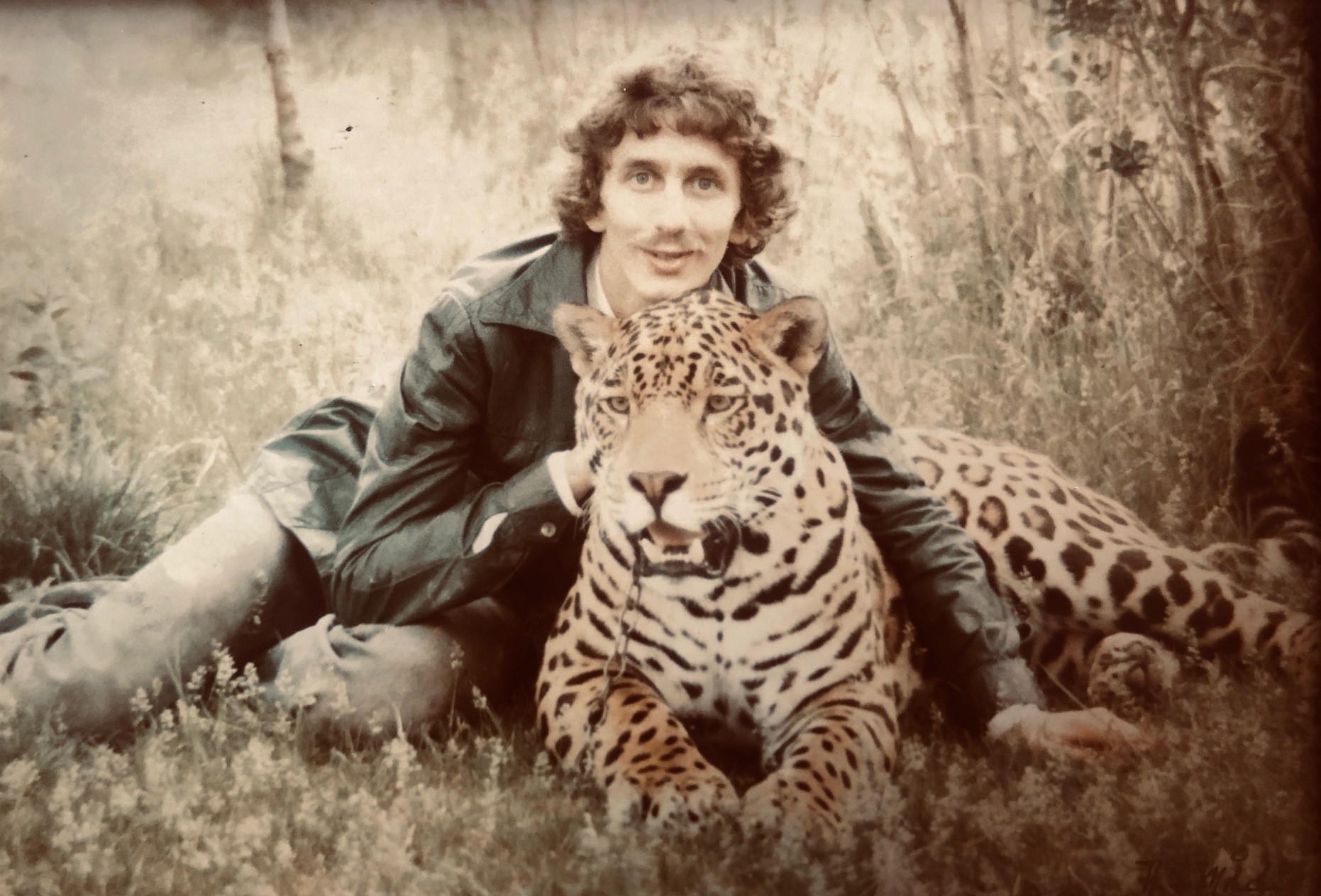 tony-rei-mit-seinem-jaguar-reza-1