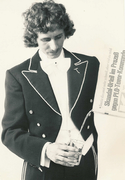 Tony Rei produziert Zaubertricks