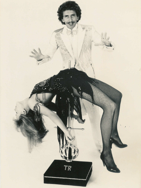 Tony Rei´s schwebenden Jungfrau “pierst Illusion“