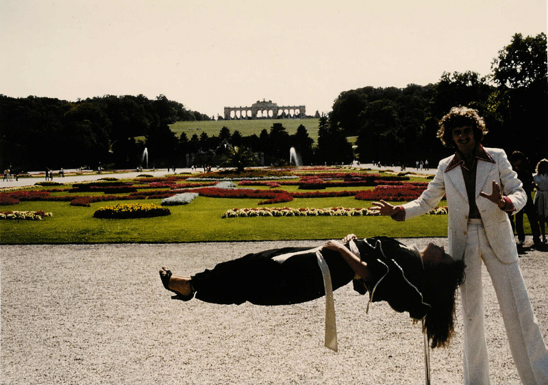 Tony Rei mit Peggy als schwebende Jungfrau