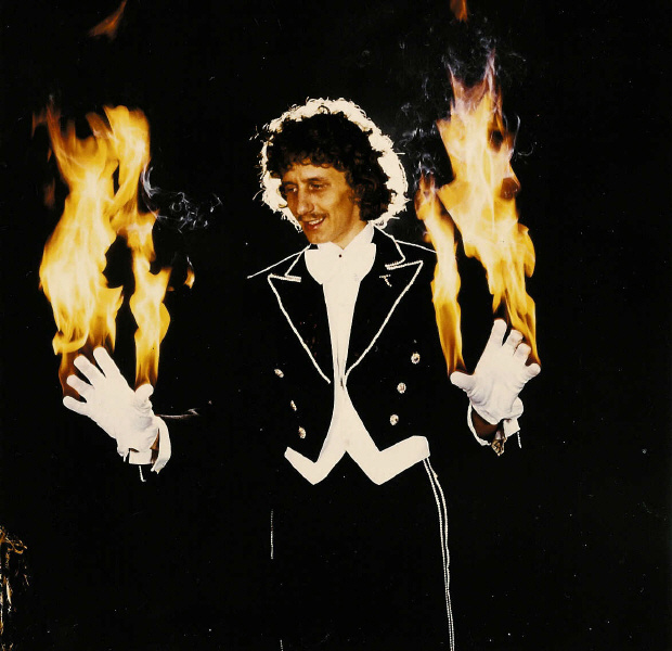 Tony Rei in der Wiener Hofburg, Tauben und Feuerkunststücke begeistern unter and