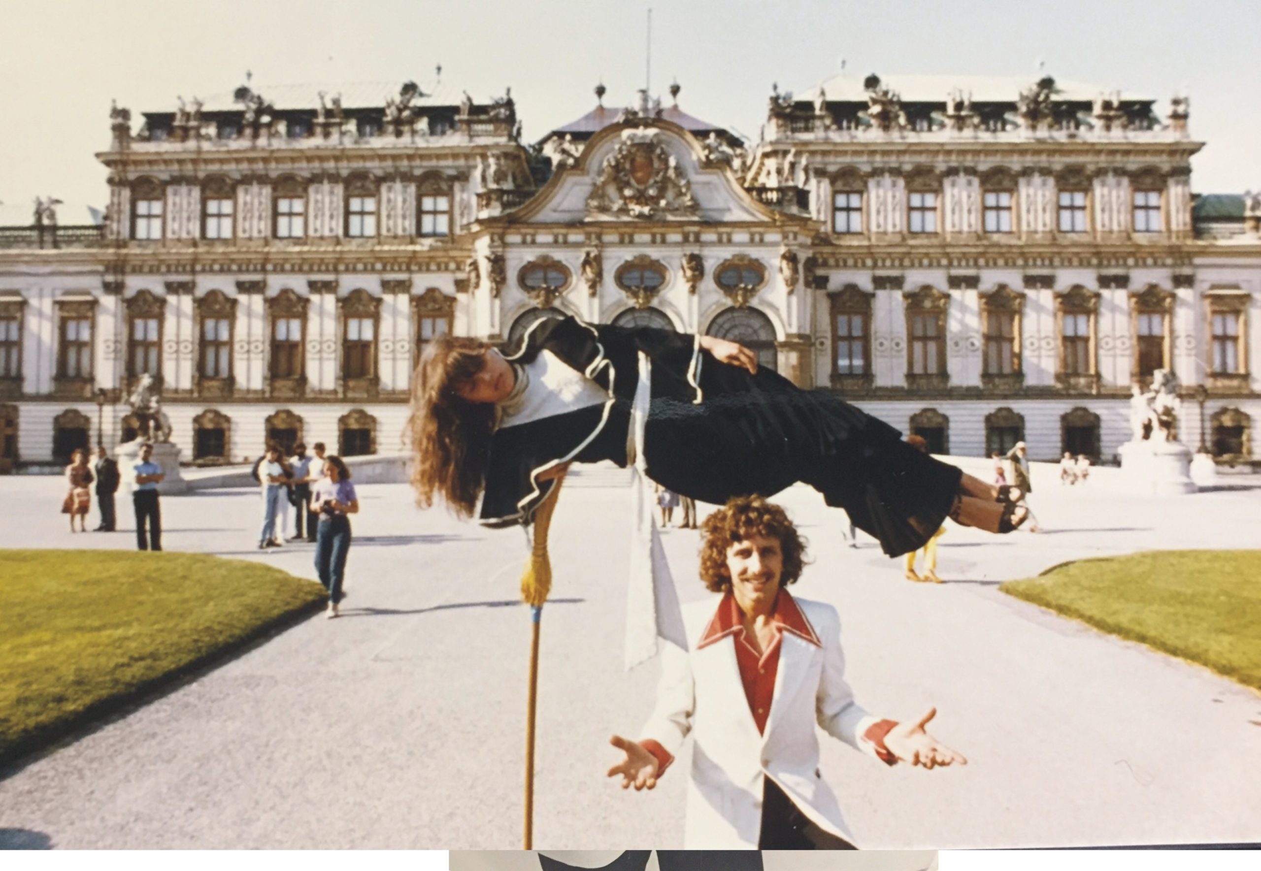 Elegante Illusion von Tony Rei vor dem Schloss Belvedere